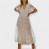 Robe midi Lacey avec décolleté en V et manches courtes