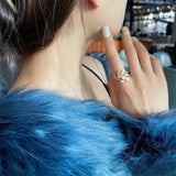 Bague ajustable dorée avec feuille d'opale blanche