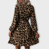 Robe élégante avec imprimé léopard, décolleté en V et ceinture à nouer