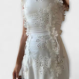 Éliora – Robe maxi avec motif floral en dentelle et ceintures à nouer