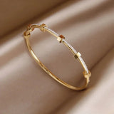Bracelet élégant doré au design clair