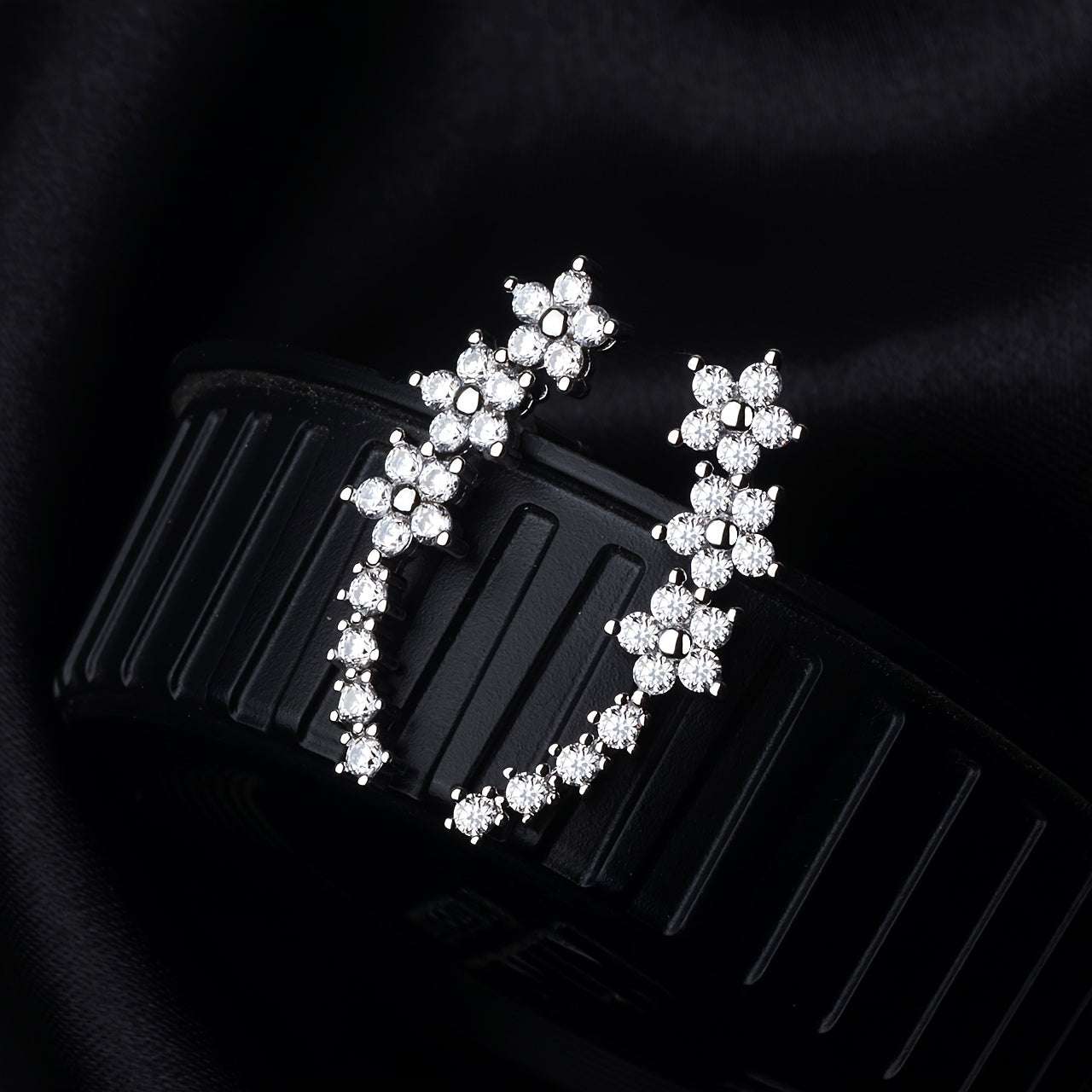 Boucles d'oreilles en strass florales luxueuses