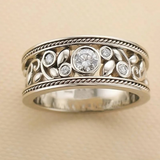 Bague antique avec pierre lumineuse