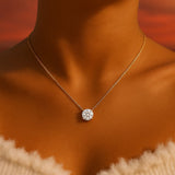 Collier avec un bel ornement lumineux