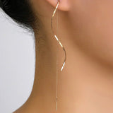 Boucles d'oreilles longues avec design ondulé