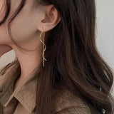 Boucles d'oreilles longues avec design ondulé
