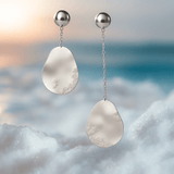 Boucles d'oreilles dorées en forme de goutte avec des cristaux