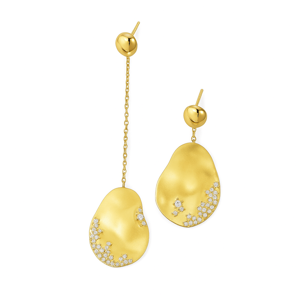 Boucles d'oreilles dorées en forme de goutte avec des cristaux