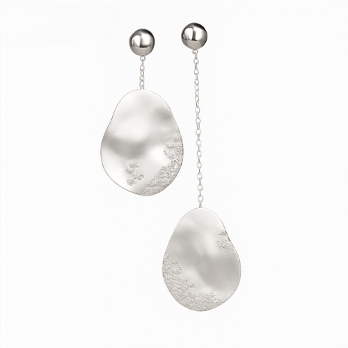 Boucles d'oreilles dorées en forme de goutte avec des cristaux