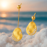 Boucles d'oreilles dorées en forme de goutte avec des cristaux