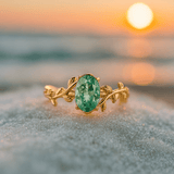 Bague en or avec agate verte et motifs de feuilles