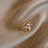 Bague ajustable dorée avec feuille d'opale blanche