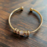 Bracelet réglable avec des pendentifs dorés