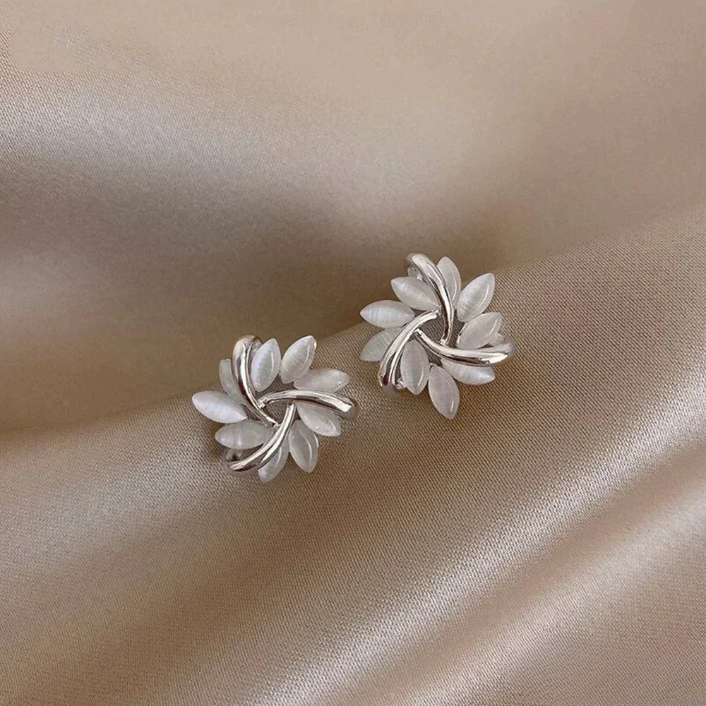 Élégante couleur or avec des motifs de fleurs en opale exquis