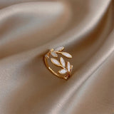 Bague ajustable dorée avec feuille d'opale blanche