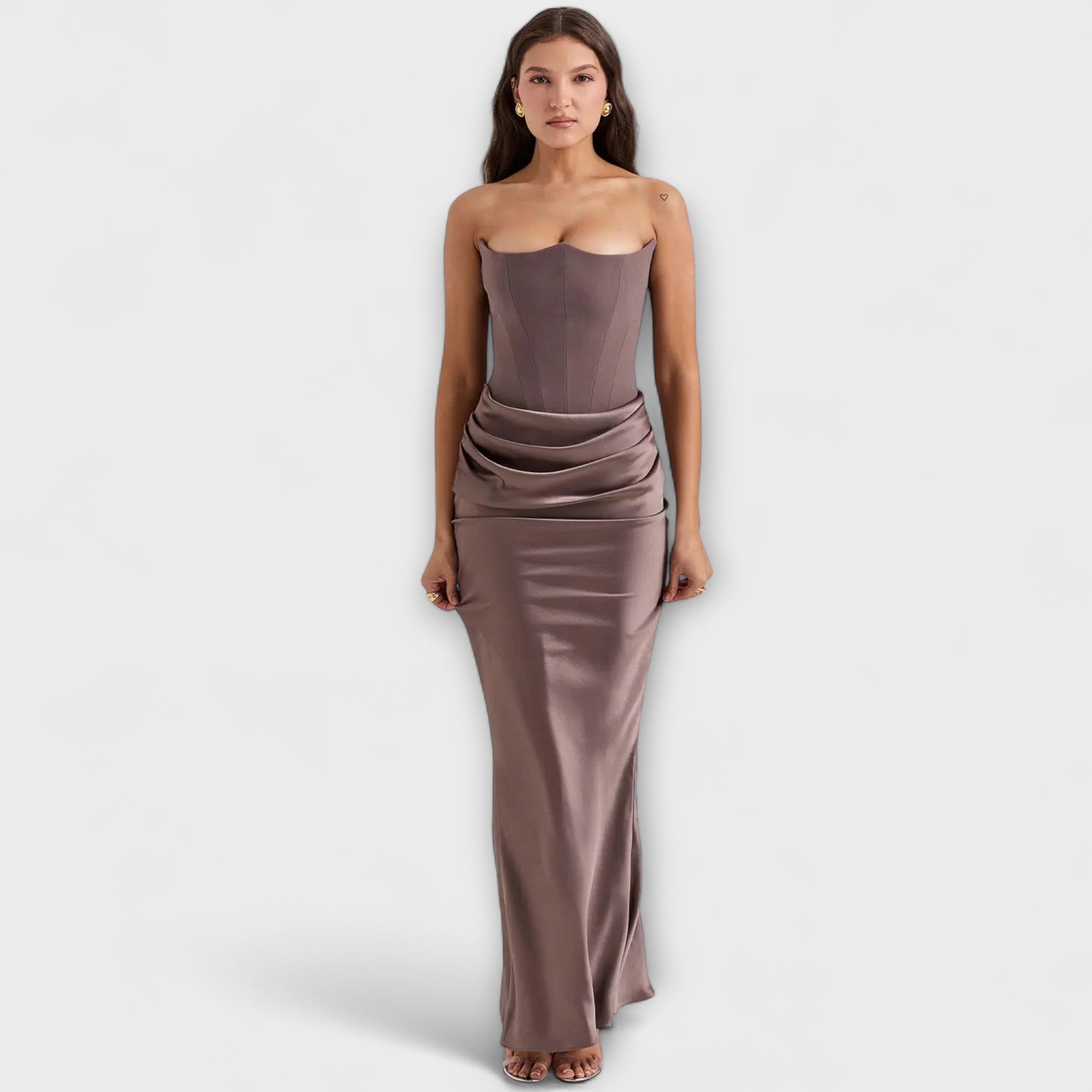 Robe maxi en satin sans épaules avec drapé